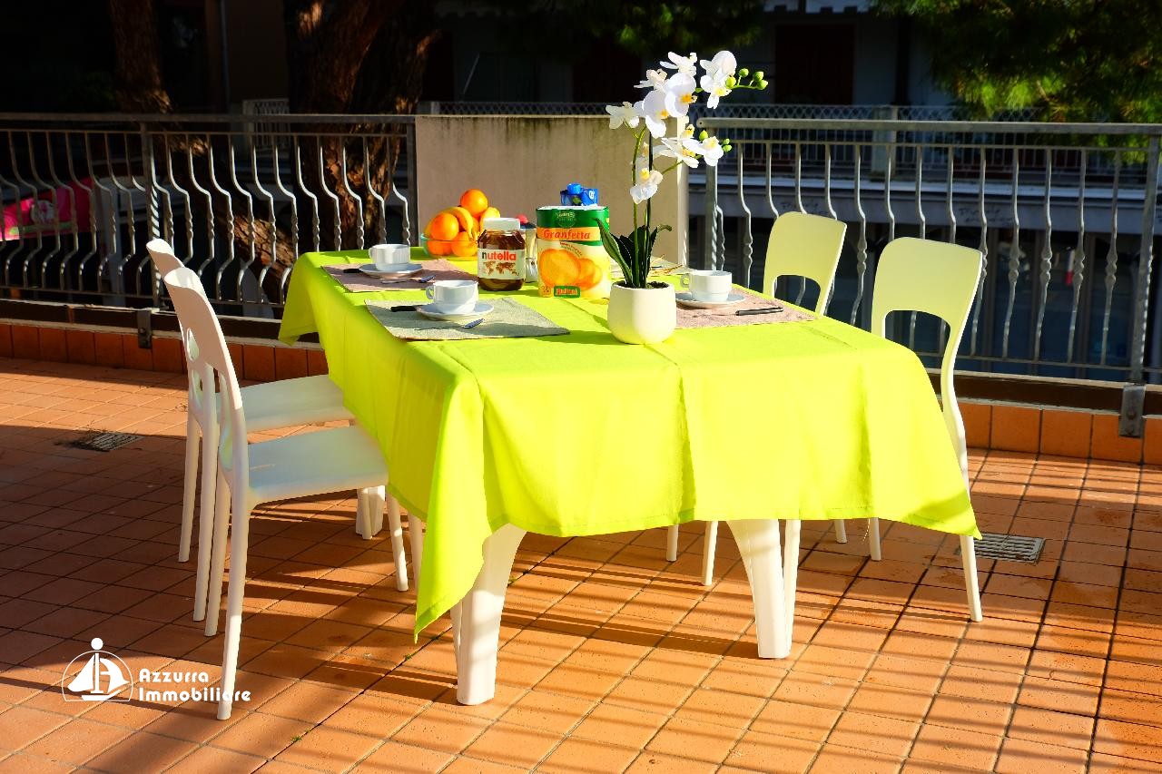 WOHNUNG MIT GROßEN TERRASSE UND BLICK AUF DIE HAUPTSTRASSE